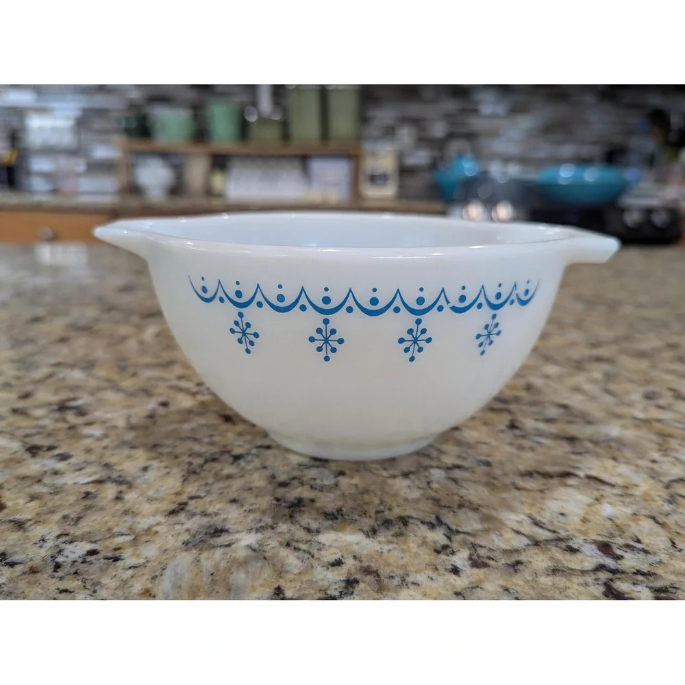 Vintage Pyrex Snowflake Garland Cinderella Mixing Bowl Set